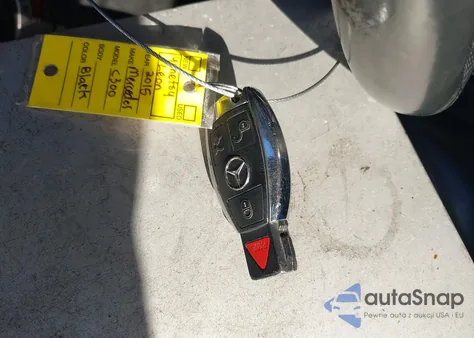 2015 Mercedes-Benz C 300 Sport 4Matic z USA, uszkodzony, nr VIN 55SWF4KB5FU039013